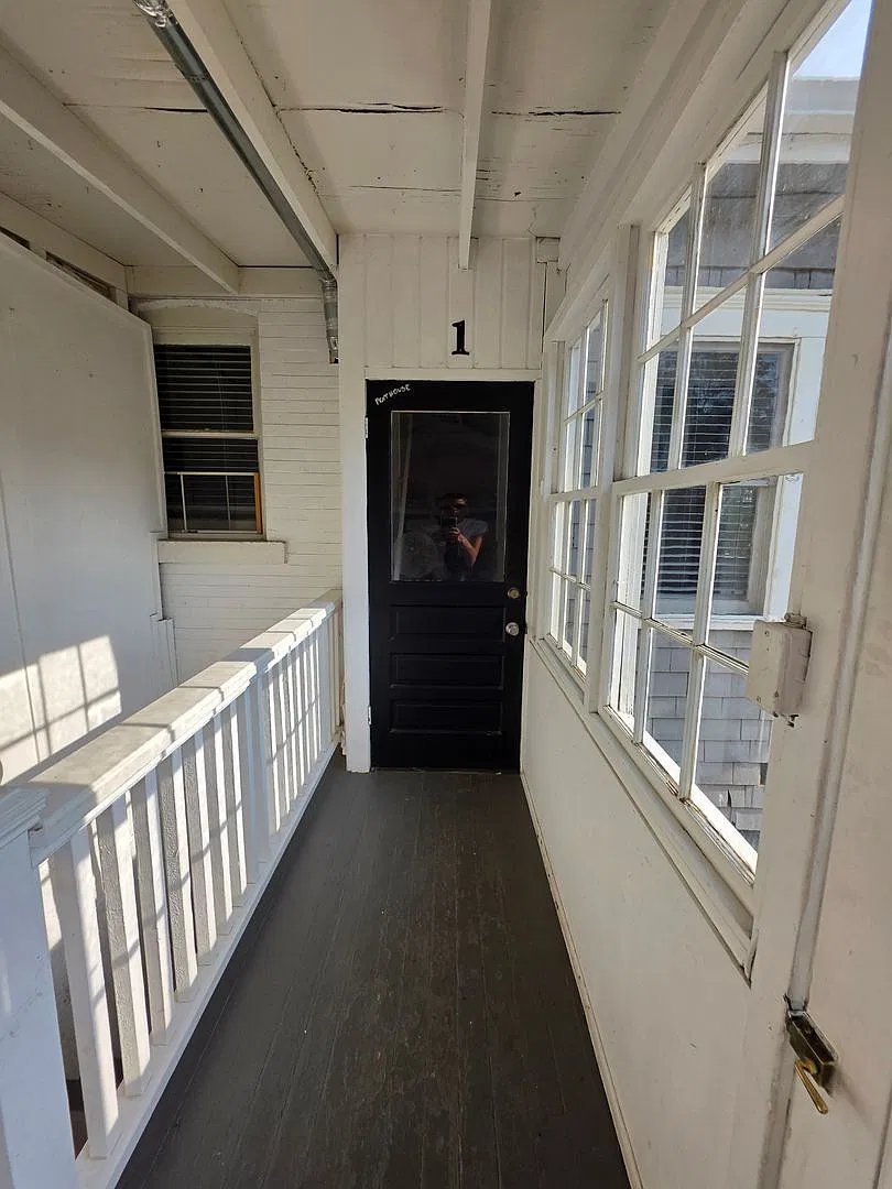 648 University — Photo 2