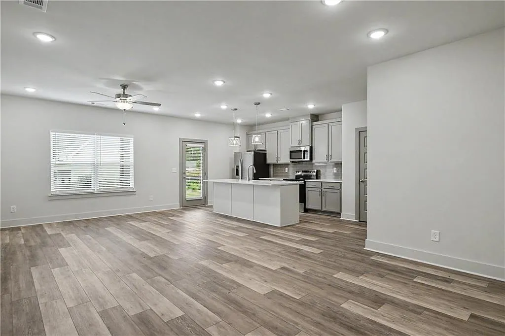 4 bed, 2.5 bath, 2024 sqft, $2,800 — Photo 4