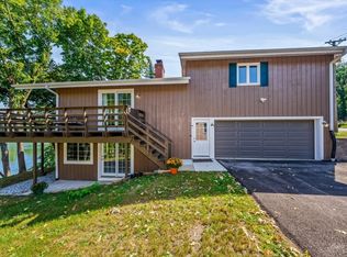 252 Indian Trl, Lake In The Hills, IL 60156