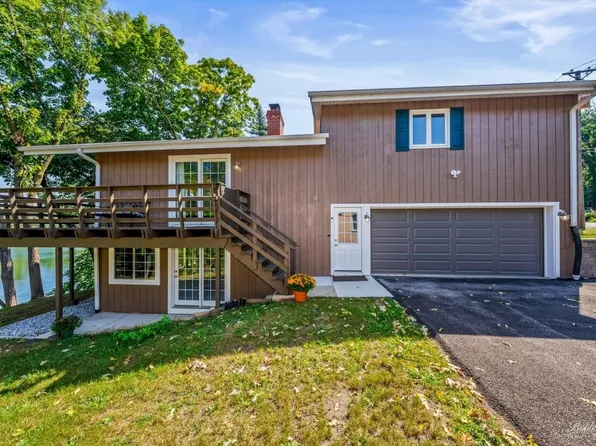 252 Indian Trl, Lake In The Hills, IL 60156