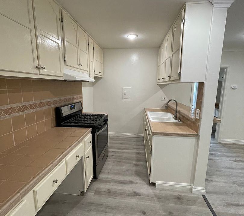 1st image of 1334 N Las Palmas Ave #206