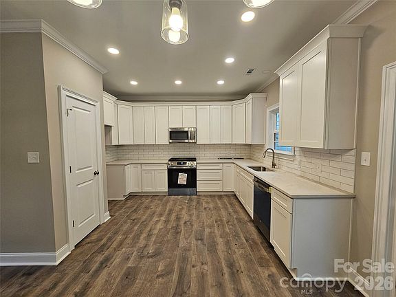 5th image of 2566 Heather Ln