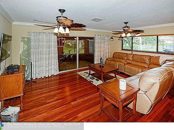 4th image of 3001 N Palm Aire Dr