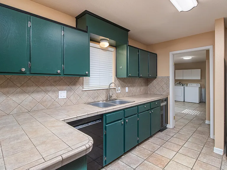 1910 Oak Hills Dr — Photo 13
