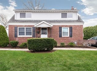 32 5th Ave #B, Westbury, NY 11590