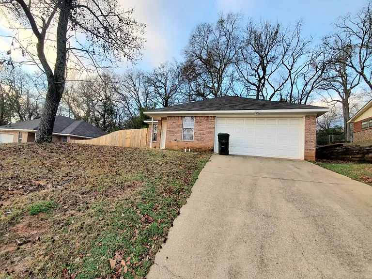 2800 McDonald Rd — Photo 1