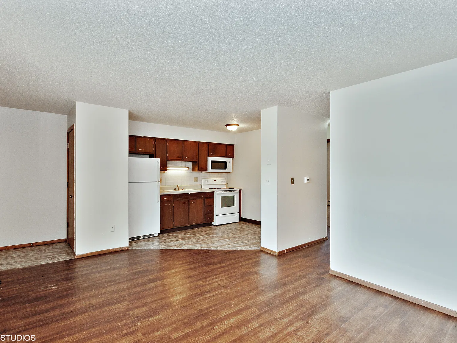 2 bed, 755 sqft, $825 — Photo 2