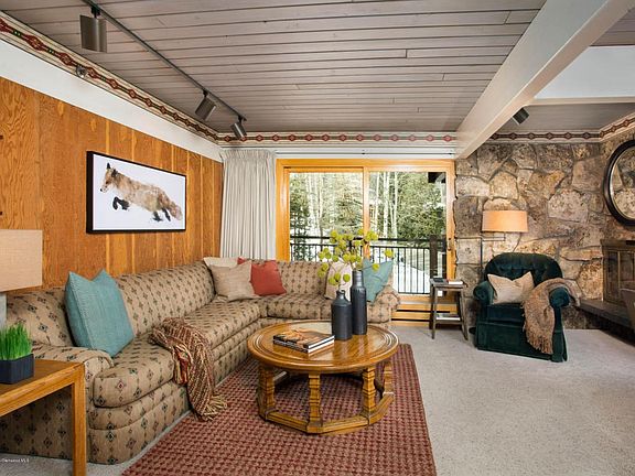 Living Room w/ Gas Fireplace
