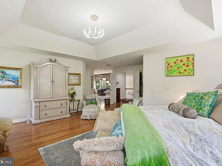 1072 Safa St — Photo 35