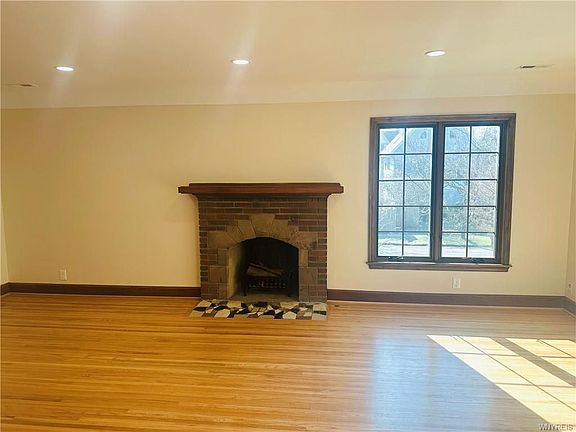 3rd image of 273 Woodbridge Ave