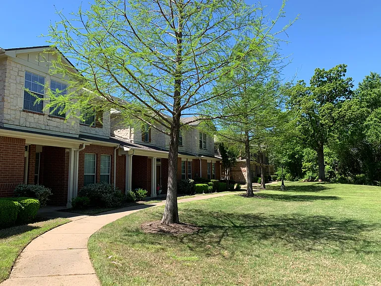 2209 Glacier Park Ln — Photo 2
