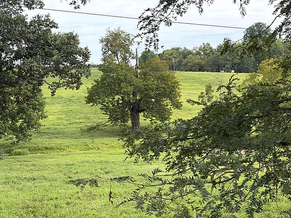 3rd image of 1061 Harrods Creek Rd
