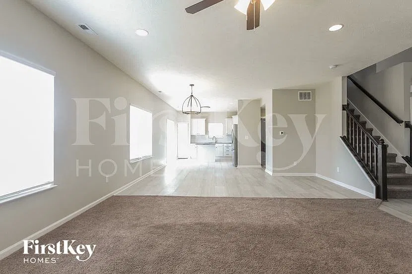 4 bed, 2.5 bath, 2243 sqft, $2,580 — Photo 3