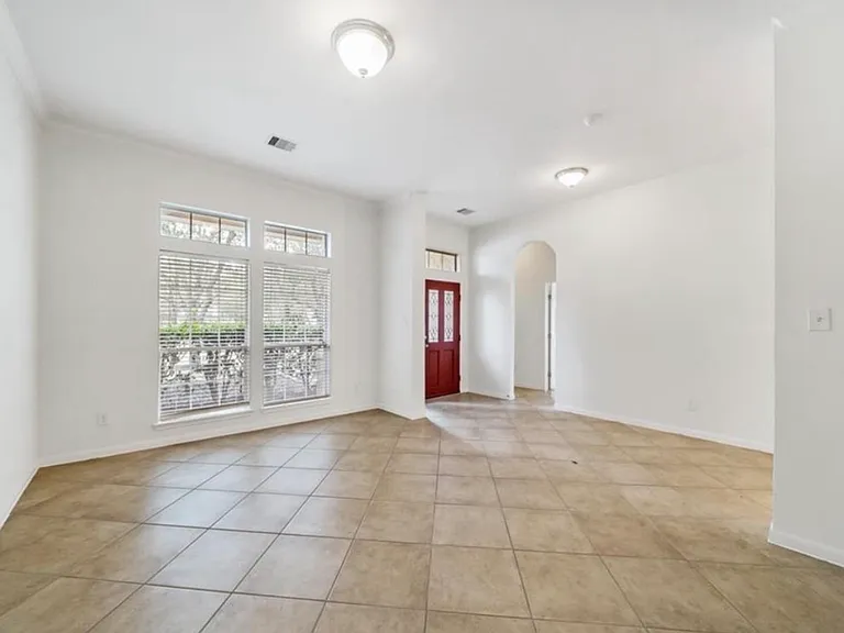 706 Silver Creek Cir — Photo 5