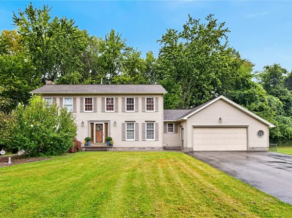 619 Galbro Cir, Webster, NY 14580