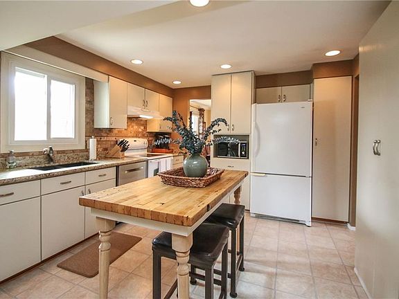 3rd image of 26 Sweet Briar Knl