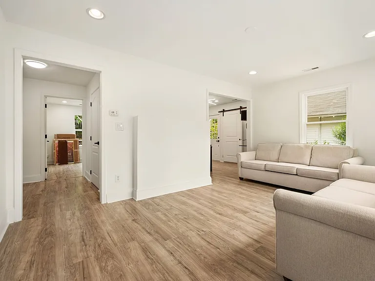 215 N Columbia St — Photo 8