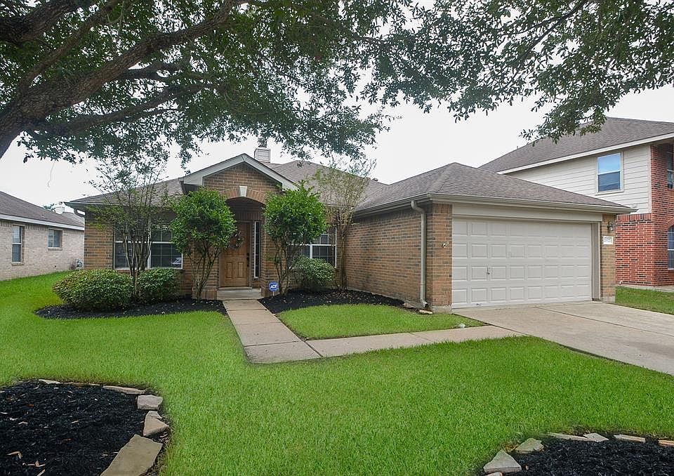 Beautiful front yard with 2 car garage and double driveway.