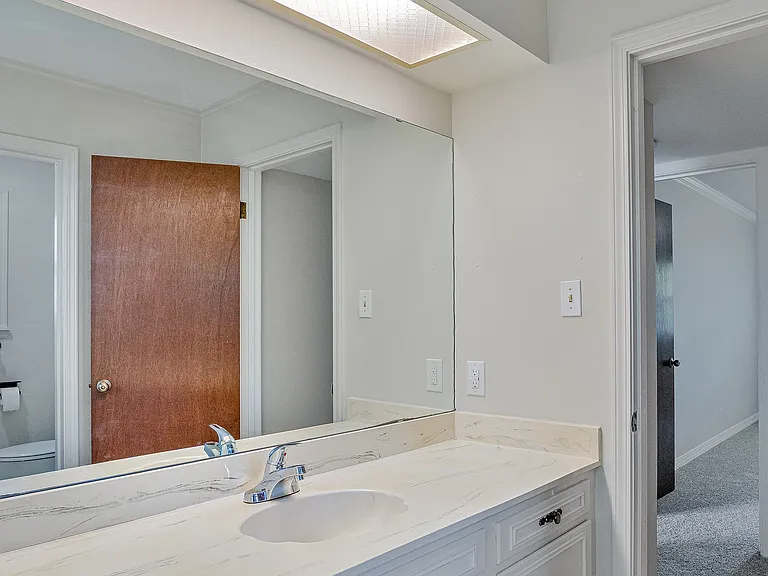 1554 Westbury Dr — Photo 22