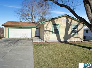 4524 Hallcliffe Rd, Lincoln, NE 68516