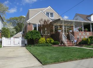 90 North Dr, Valley Stream, NY 11580