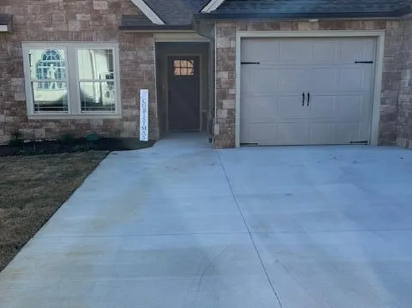 183 Sunset Cove Dr, Rossville, GA 30741