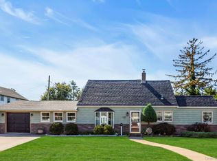 160 Old Farm Rd, Levittown, NY 11756