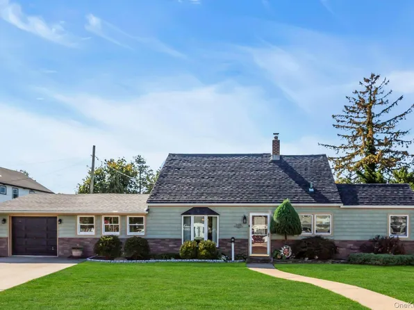 160 Old Farm Road, Levittown, NY 11756