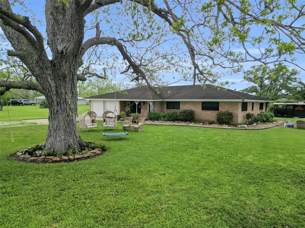 112 County Road 152, Bay City, TX 77414