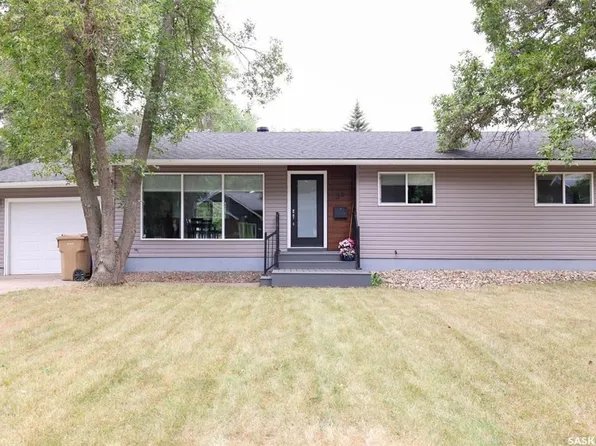 34 Elmwood PLACE, Regina, SK S4S 5M3