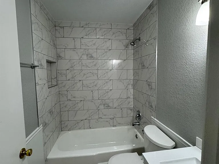 608 W 51st St #104 — Photo 8