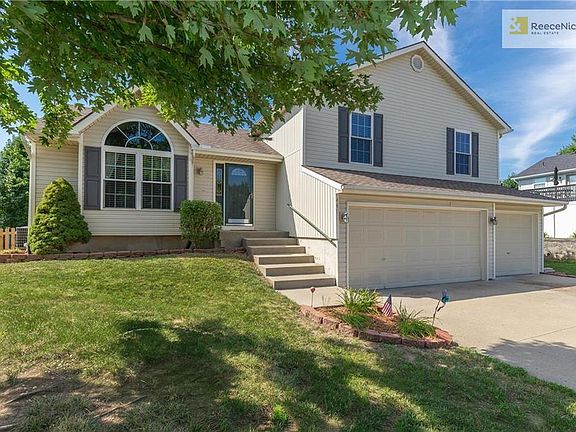 Maintenance Free Vinyl Siding, Spacious 3 Car Garage
