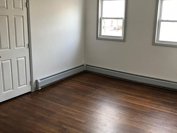 LARGE BEDROOM WALK IN CLOSET