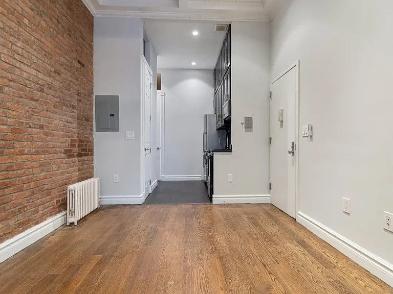 420 W 51st St #2R — Photo 2