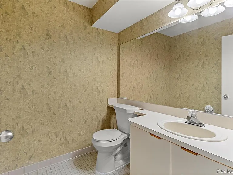 644 Ashley Cir — Photo 4