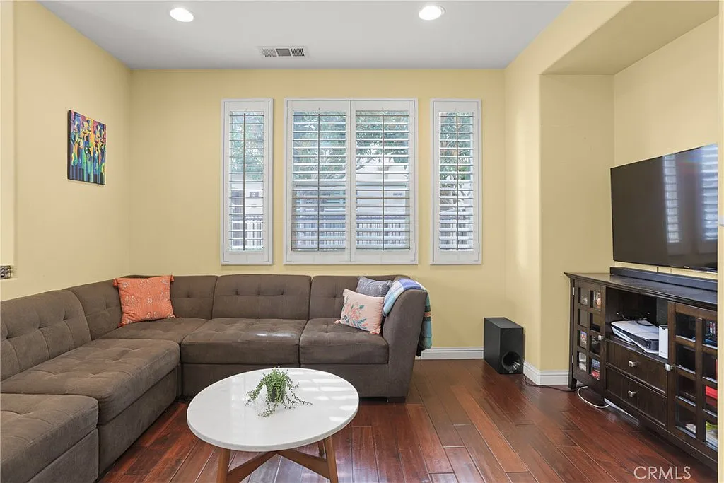 3 bed, 2.5 bath, 1491 sqft, $4,500 — Photo 3