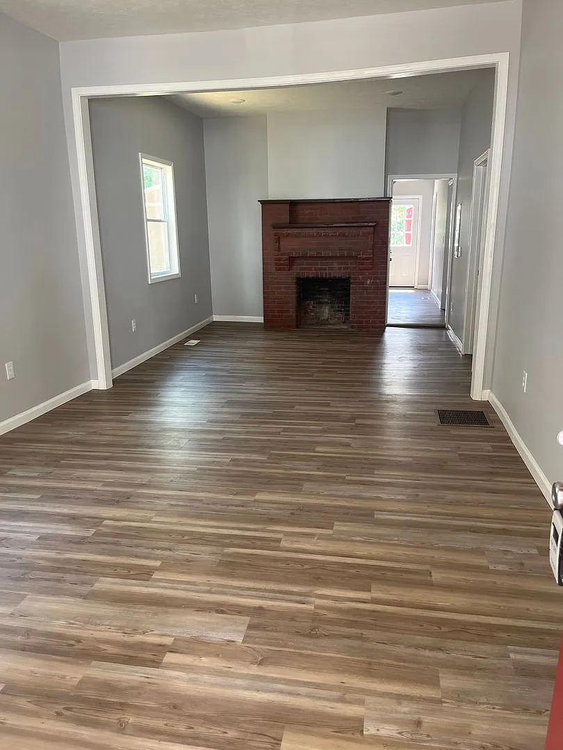 113 W College Street — Photo 2