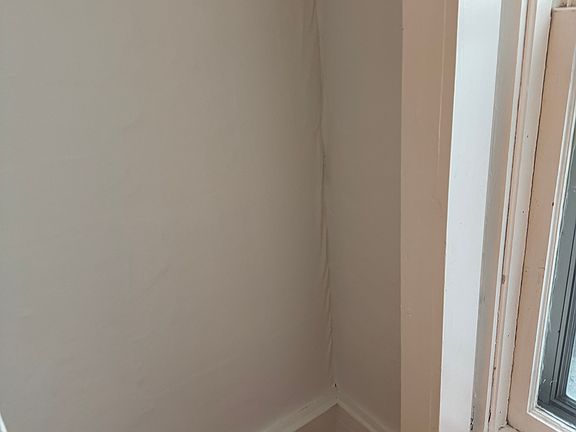 Small closet in 1st bedroom