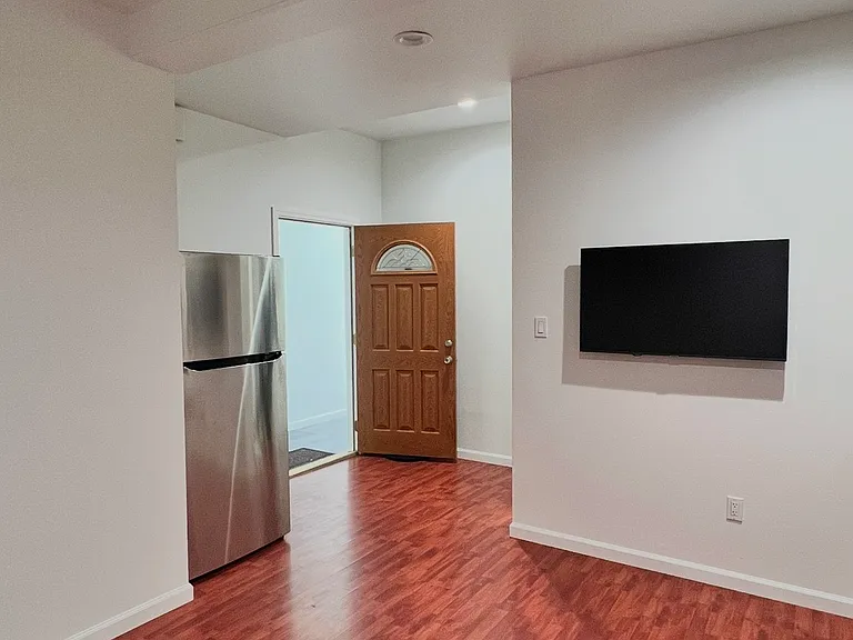 351 3rd Ave #B — Photo 2