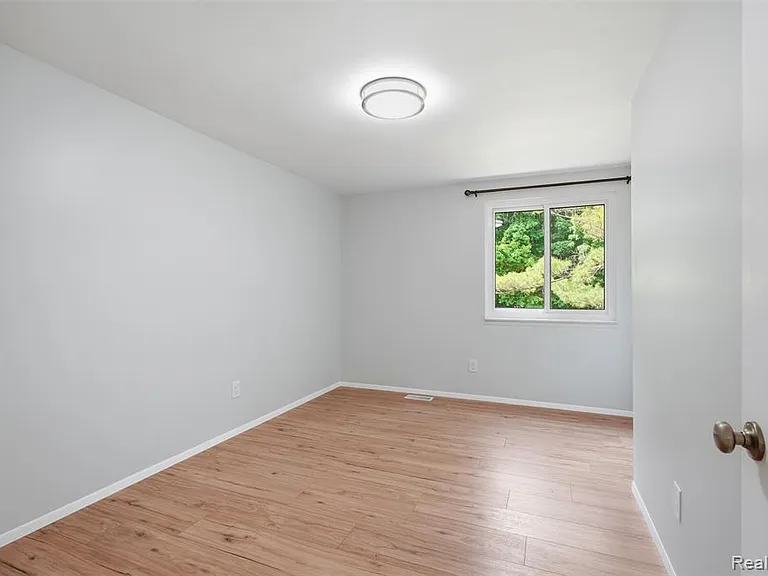 1880 Welling Dr — Photo 24