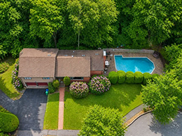 10 Stonewood Dr, Newton, MA 02459