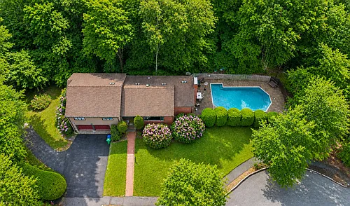 10 Stonewood Dr Photo 1