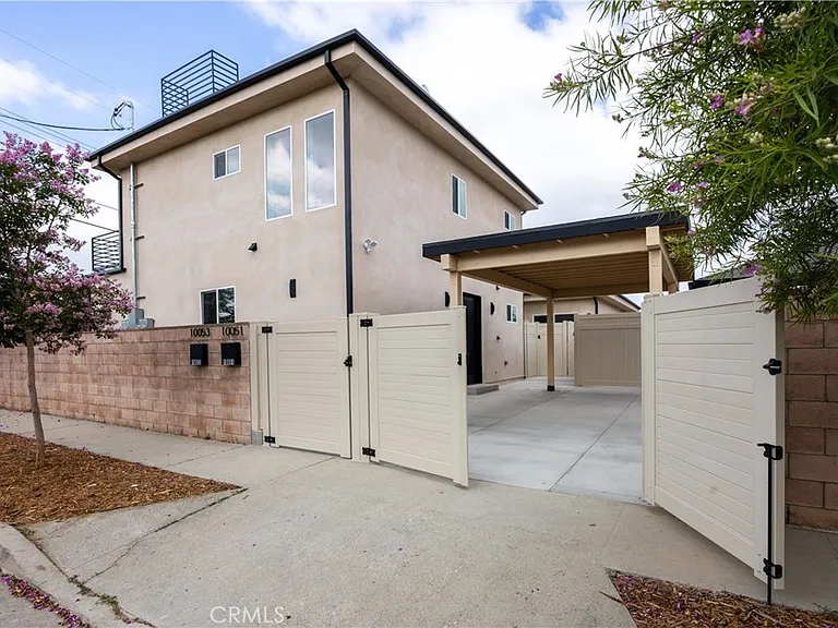 10051 Amestoy Ave — Photo 20