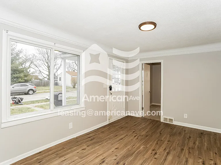 571796_003_living_room_3.jpg