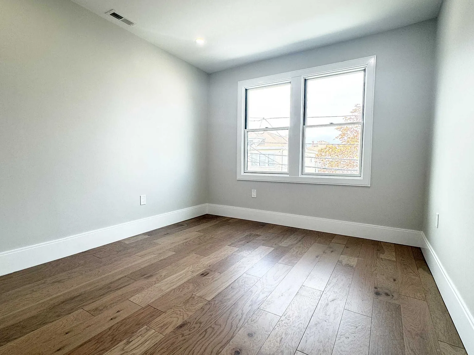 4 bed, $6,000 — Photo 2