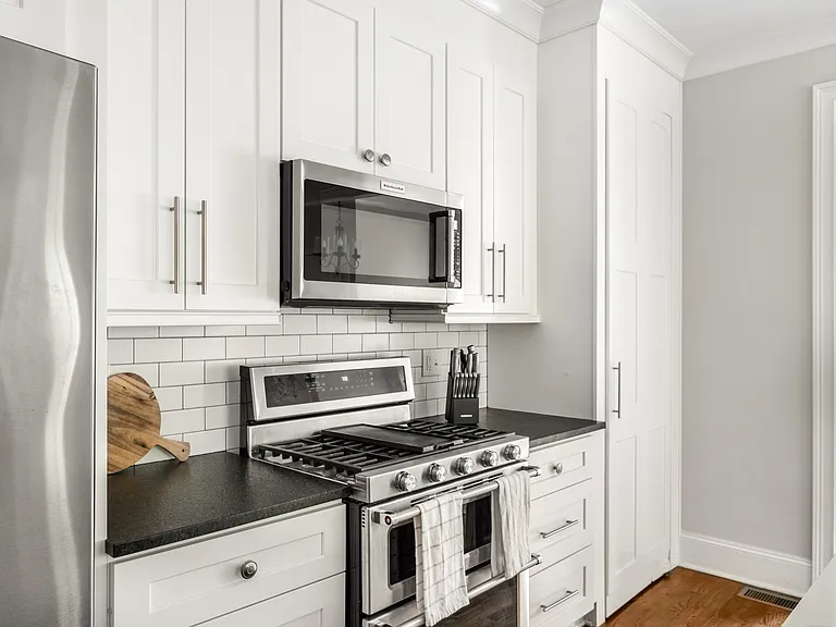 393 N Highland Ave NE #B — Photo 10