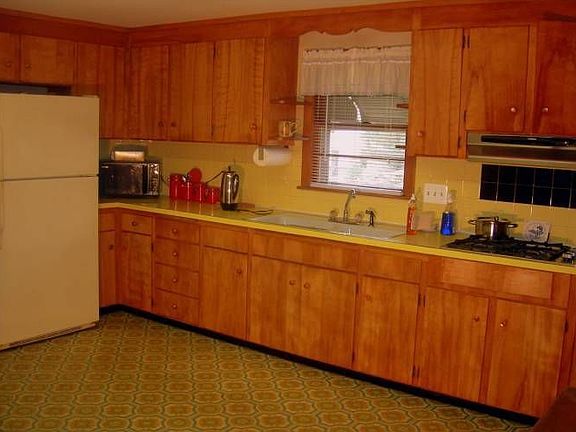 Eat in kitchen-new stove