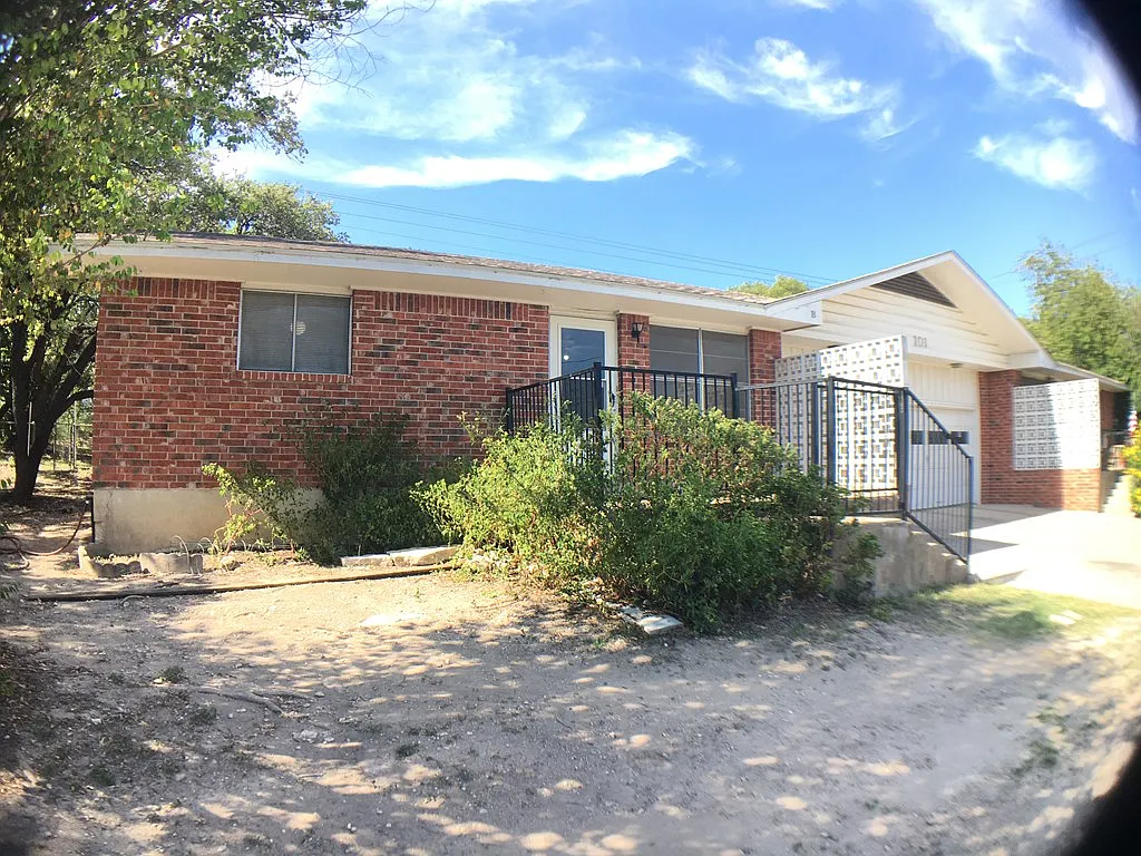 2 bed, 2.0 bath, 1015 sqft, $1,300 — Photo 2