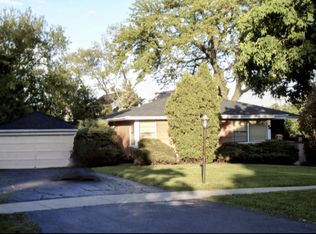 5 Gilbert Ave, Clarendon Hills, IL 60514