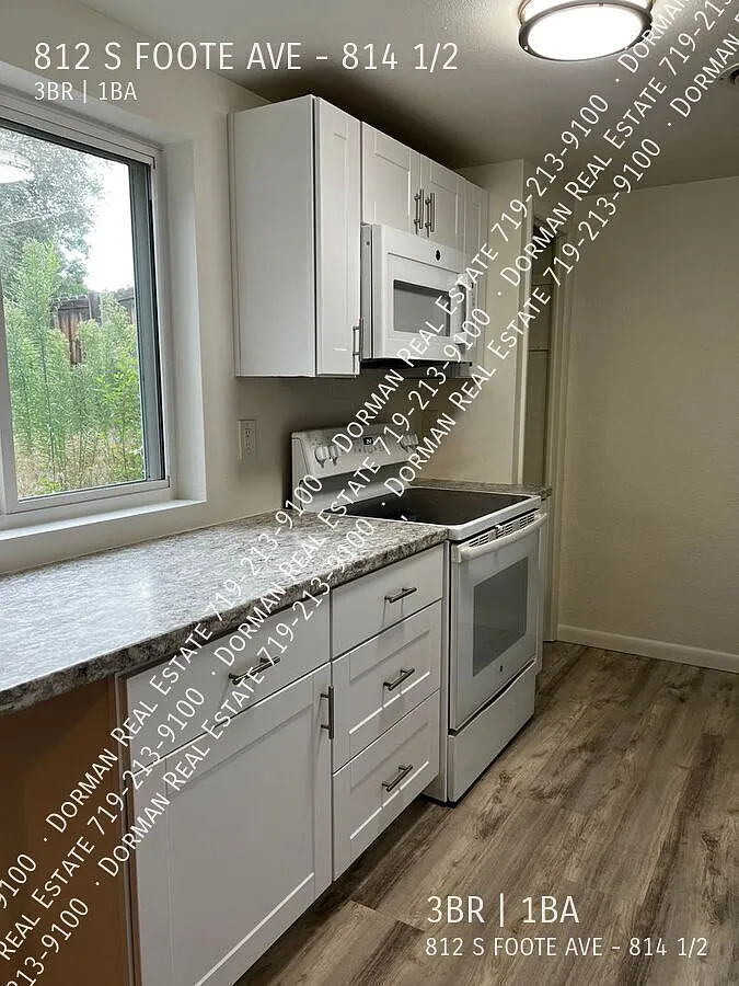 Spacious 3 bedroom, 1 bath in the Prospect Lake Neighborhood! Available August 25th! — Photo 4